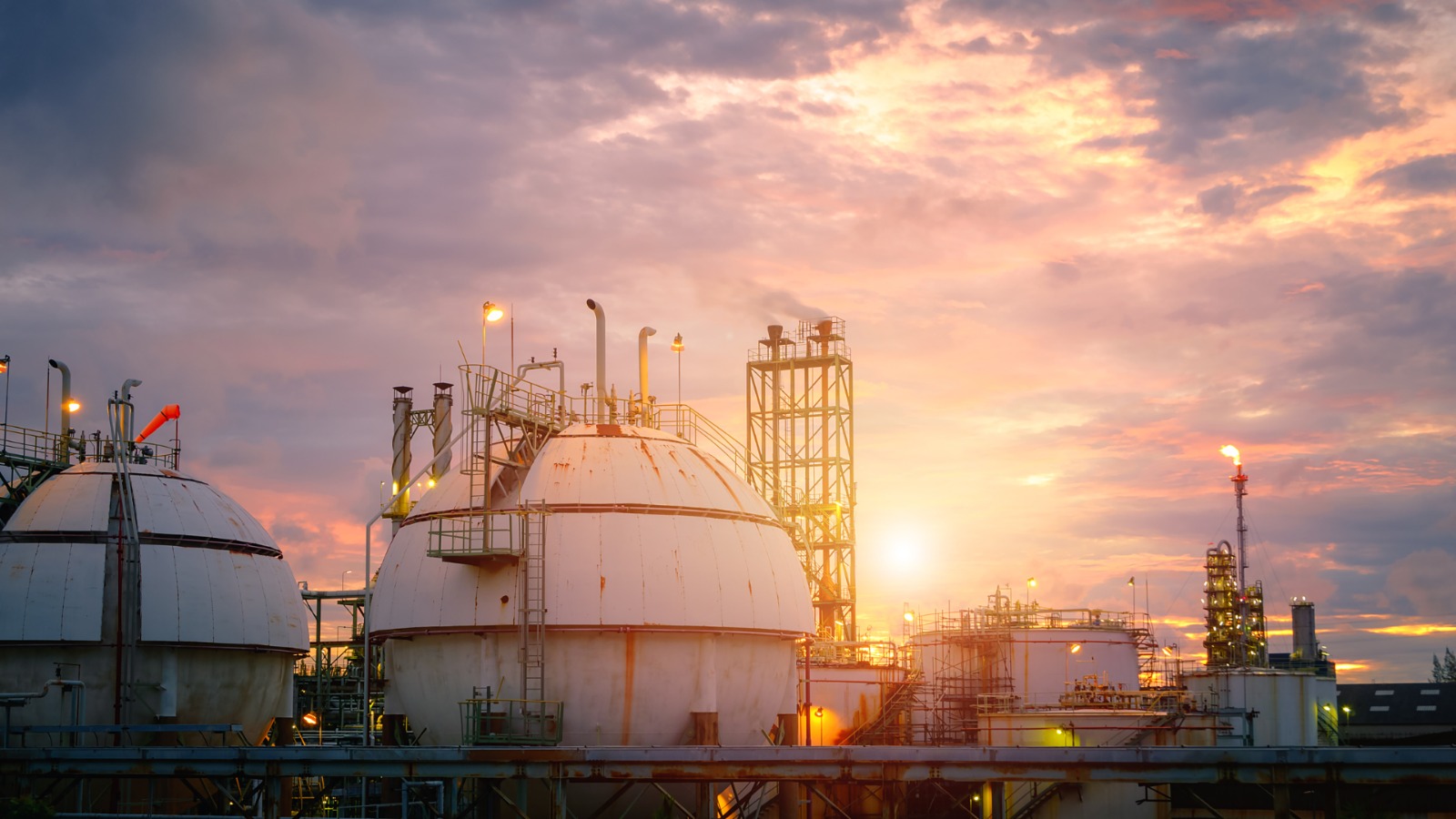 ¿Cómo la Hacienda Española Usa Inspecciones Fiscales para Bloquear Competencia en el Sector Petrolero?